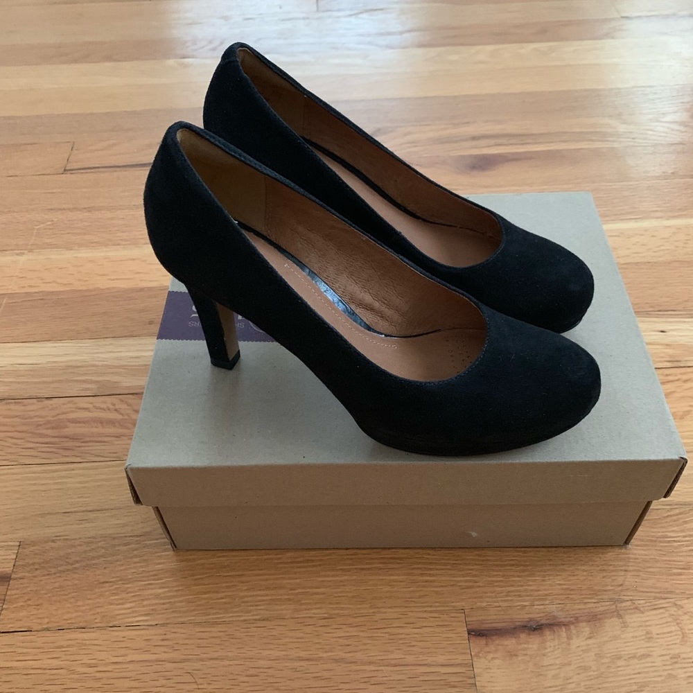 Clark’s Delsie black suede platform heels 6.5